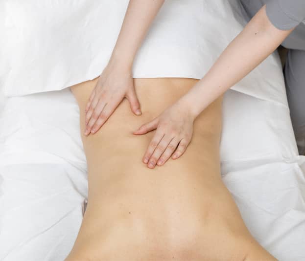 Массажист выполняет расслабляющий массаж для снятия стресса